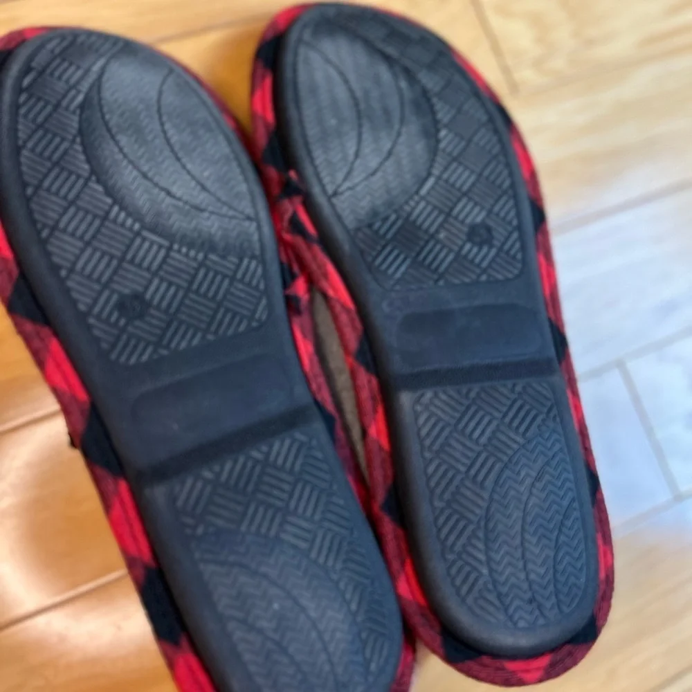 Dakota Gray and Red Men’s Slippers with Gnome Design - Picture 10 of 11